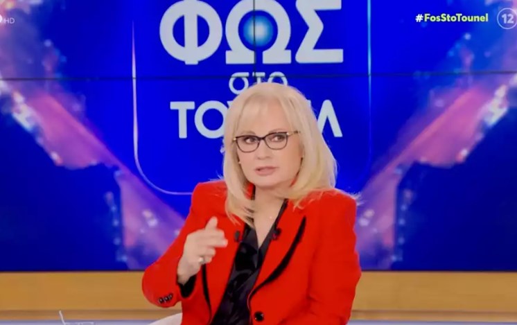 Με κόκκινο σακάκι στην εκπομπή - Χαμός στο Twitter